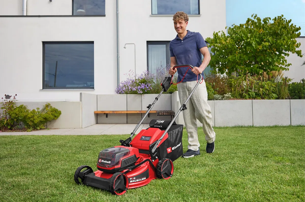 Einhell tosaerba GC-CM 36/46 S Li BL Kit Power X-Change (36 V, larghezza di taglio 46 cm, fino a 500 m², Brushless, ruota motrice, cesto da 50 litri, incl. 2 batt. da 4,0 Ah + 1 Twincharger)