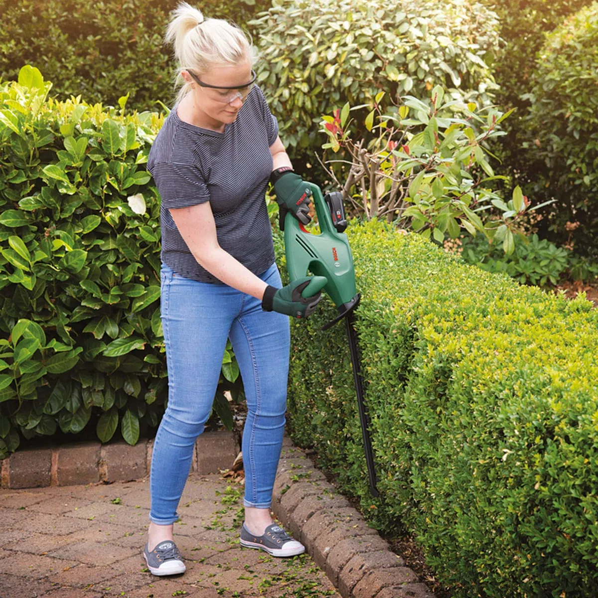 Bosch Home and Garden Tagliasiepi a Batteria EasyHedgeCut 18-45, 1 Batteria da 2.0 Ah, Sistema da 18 Volt, Lama da 45 cm, Confezione in Cartone