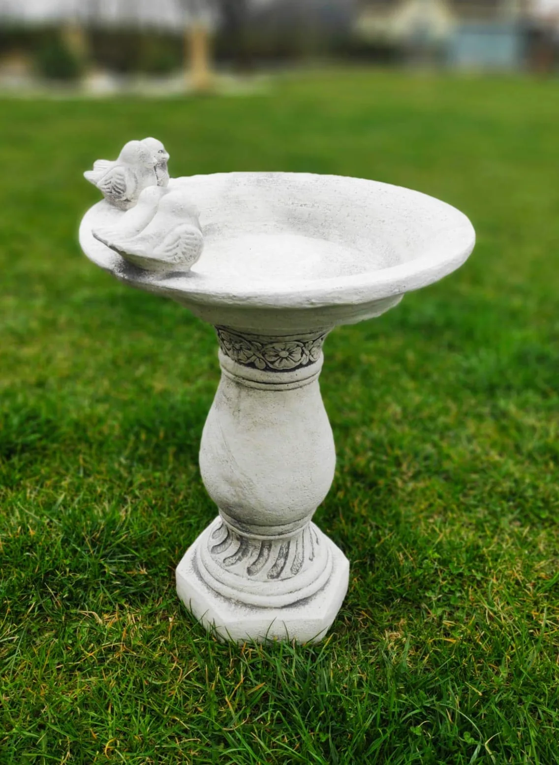 Ornamento da Giardino in Pietra/Cemento, abbeveratoio per Uccelli sulla Colonna