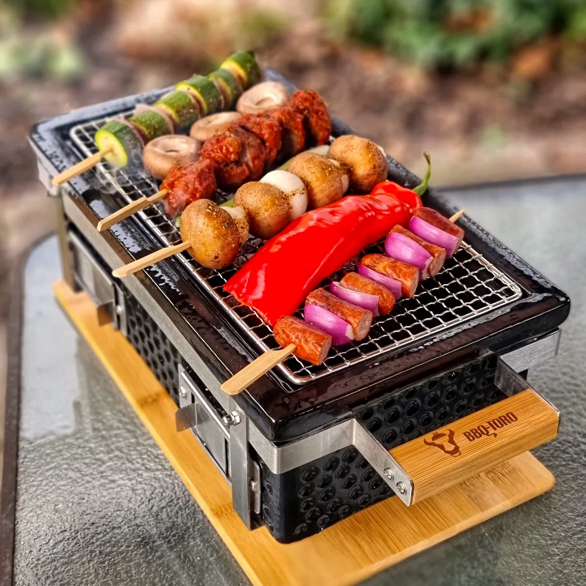 BBQ-Toro Barbecue da tavolo in ceramica con base in legno | 50 x 23 x 17 cm | Barbecue da tavolo Hibachi senza elettricità | nero, mini griglia da tavolo a carbonella, barbecue a carbonella