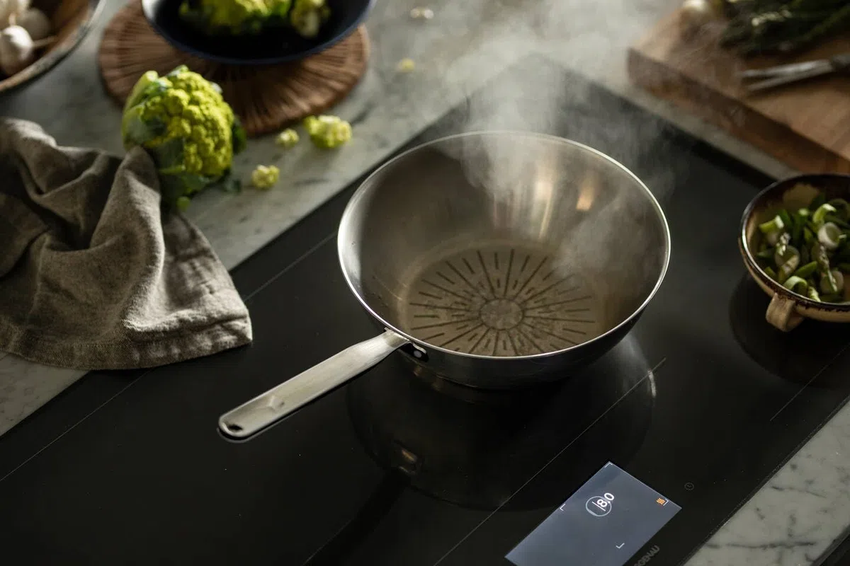Fiskars Wok, Ø 28 cm / 4,5 L, All Steel, Padella non rivestita, Adatto a tutti i piani cottura, Acciaio inossidabile riciclato, Argento, 1065629