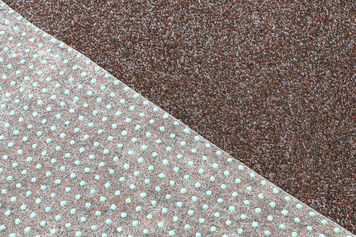 Carpeto Rugs Erba Sintetica per Esterno Drenante con Protuberanze - Prato Sintetico da Esterno Drenante - Tappeto Erba Sintetica per Esterno Rotolo - Marrone - 300 x 400 cm
