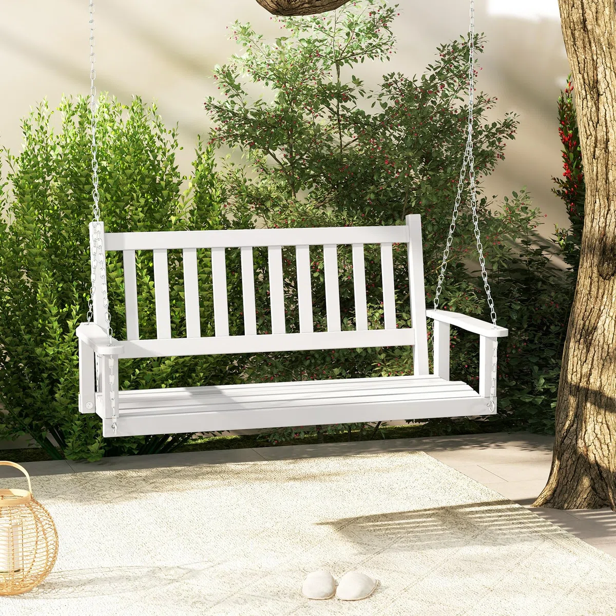 KOMFOTTEU Panca sospesa in legno di pioppo, 2-3 posti, panca a dondolo con catene in metallo regolabili, sedia sospesa con schienale a doghe, altalena Hollywood per giardino (bianco, 136 x 67 x 63 cm)