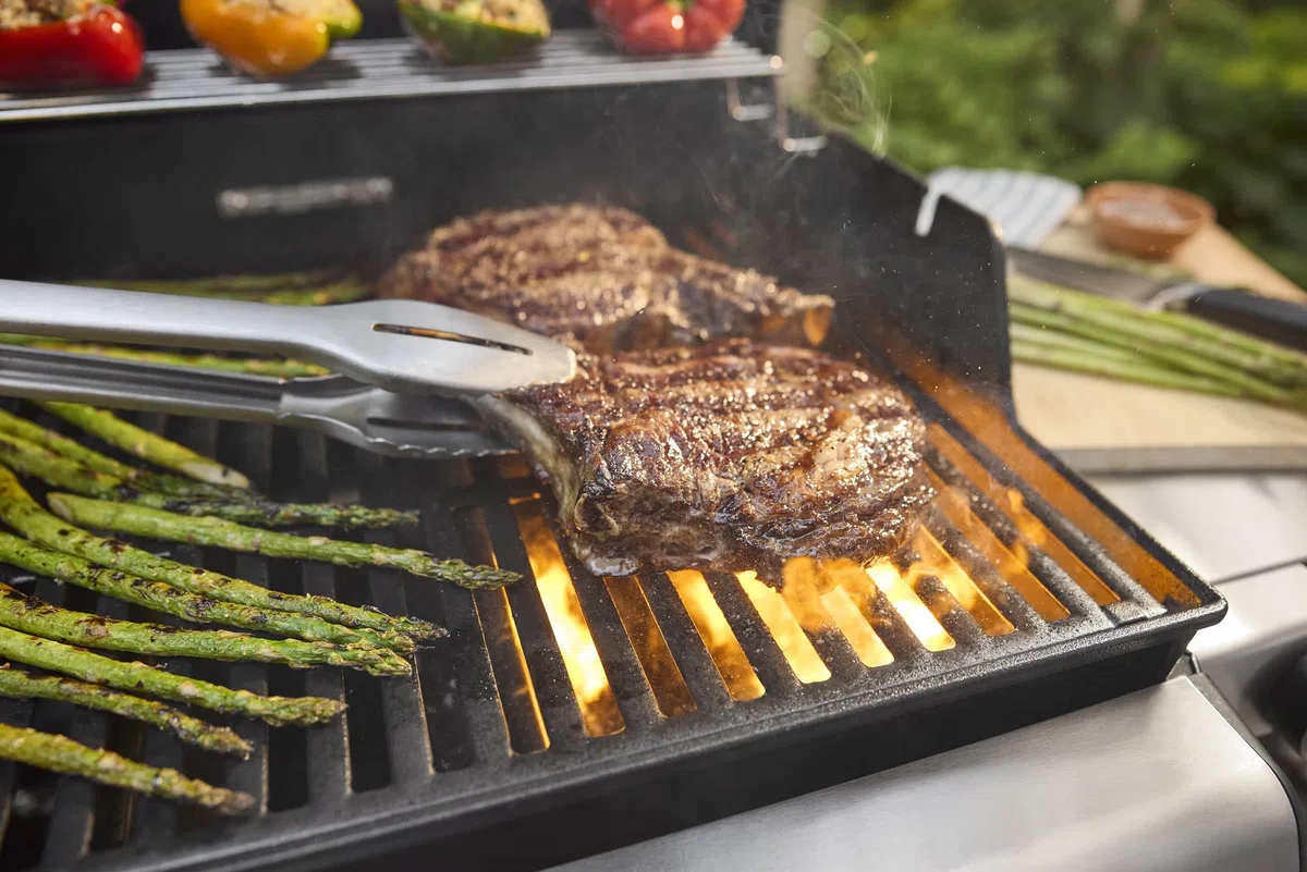 Weber Spirit E-435 Barbecue a gas con propano liquido per cucinare all'aperto, 4 fuochi e 1 bruciatore laterale, nero – Griglie in ghisa smaltata in porcellana, 2 bruciatori Boost, zona Sear