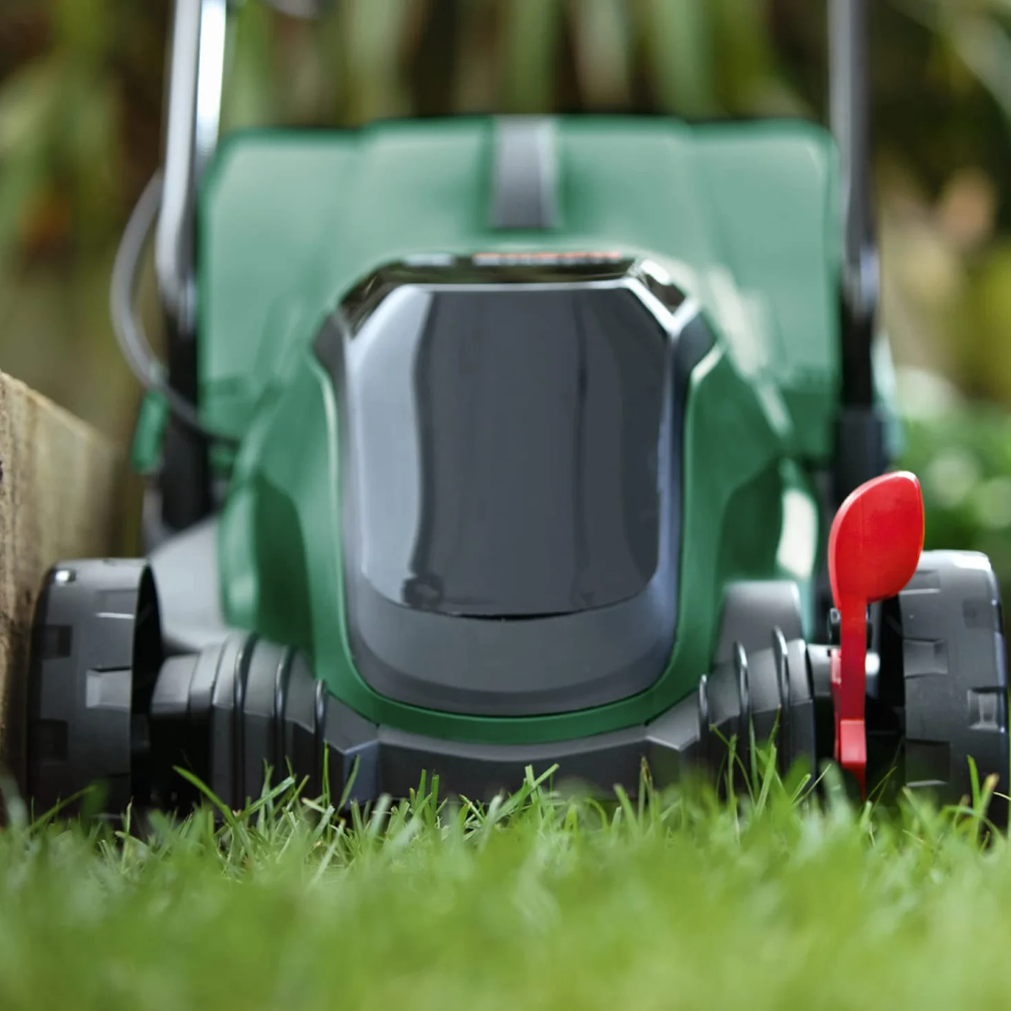 Bosch Home and Garden Rasaerba a batteria CityMower 18V-32-300 (18 Volt, 1 batteria, larghezza di taglio: 32 cm, rasa fino a 300 m², in confezione di cartone)