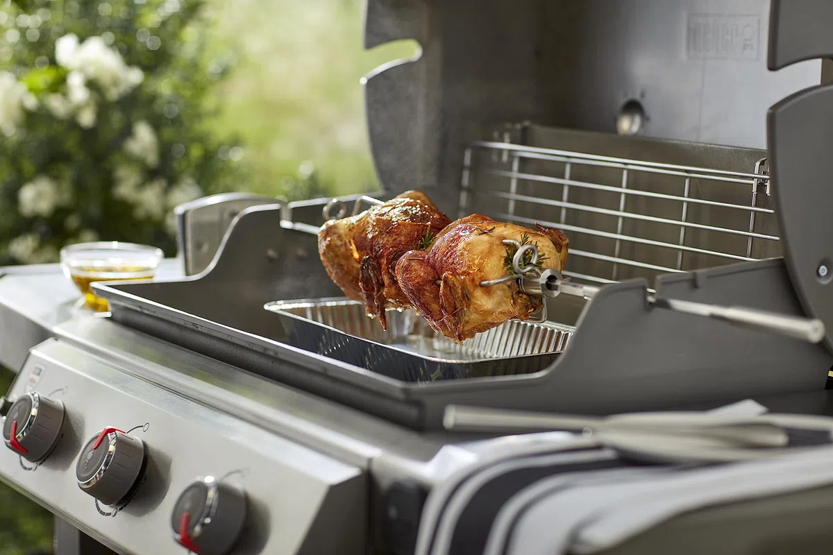 Weber Kit per girarrosto / per tutti i modelli Spirit e barbecue Searwood, accessorio per barbecue in acciaio inossidabile da 85 cm con motore potente e silenzioso per arrostire polli interi e carne