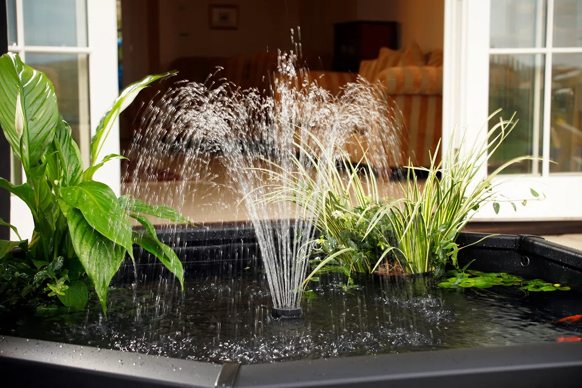 Aquagarden, Affinity Kit completo per laghetto alto con finestre, ottagonale, piscina con gioco d'acqua, tra cui Inpond 5 in 1 2000 pompa dell'acqua e stagno con chiarificatore UV, tre finestre