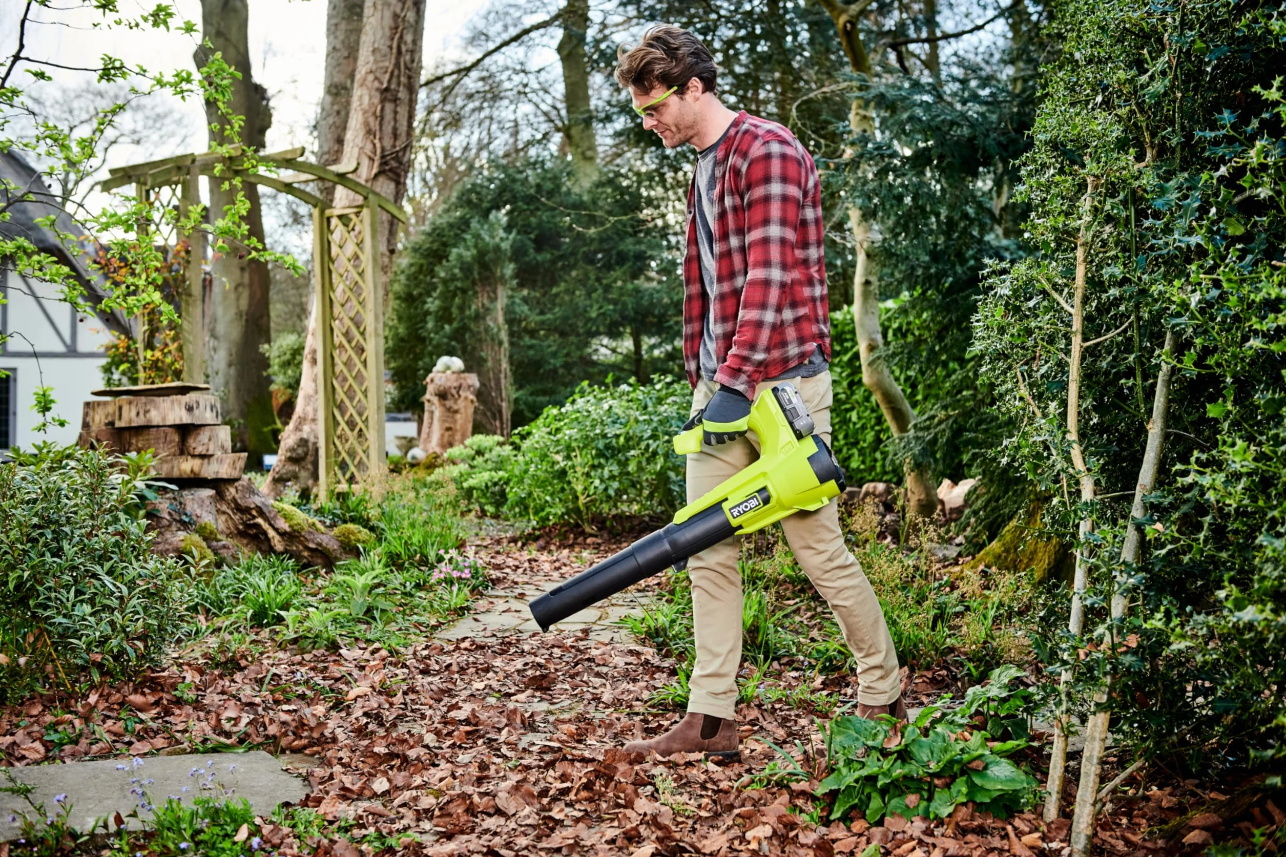 Ryobi Soffiatore a Batteria 18V ONE+ con Batteria 4,0Ah e Caricatore, Turbina Jet 145 km/h e 7.1 m³/min, Compatto e Leggero, per Foglie, Terrazzi e Pulizia Giardino, RY18BLA-140