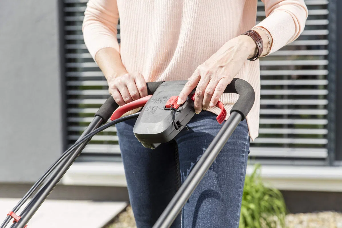 AL-KO - Tosaerba a batteria - 20V max. /2.5Ah, taglio 34 cm, alzo Centralizzato, scocca polipropilene. Batteria e caricabatteria inclusi. Ideale 200mq.