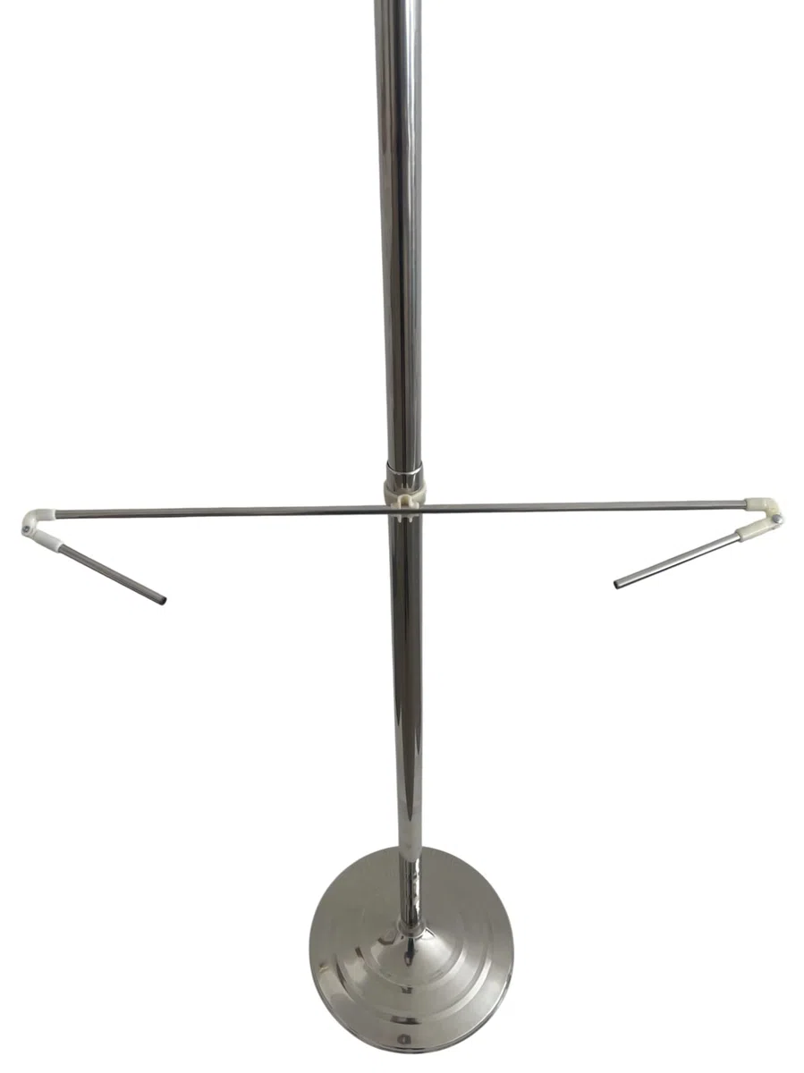 Base per bandiera con asta e spalmatore in acciaio inox finitura argento. Peso del piede 1,2 kg. Asta con punta a lancia. Altezza max. 250 cm. Ideale per bandiere interne, uffici e sale riunioni