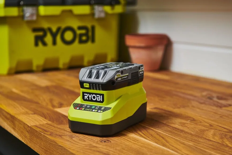 Ryobi Kit Batteria e Caricabatterie Originali 18V ONE+ con Batteria 2,5Ah Lithium+ e Caricatore 2,0A, Tecnologia IntelliCell, Indicatore LED, Compatibile con Oltre 200 Utensili, RC18120A-125