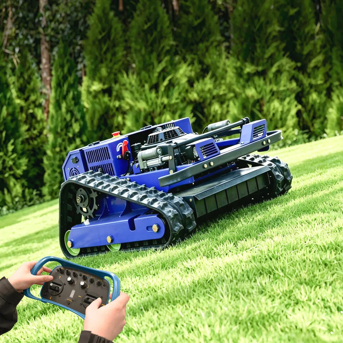 Robot Tosaerba telecomandato su ciniglia, 4 x 4, ibrido di olio-elettrico, per terreni incidenti e decespugliamento