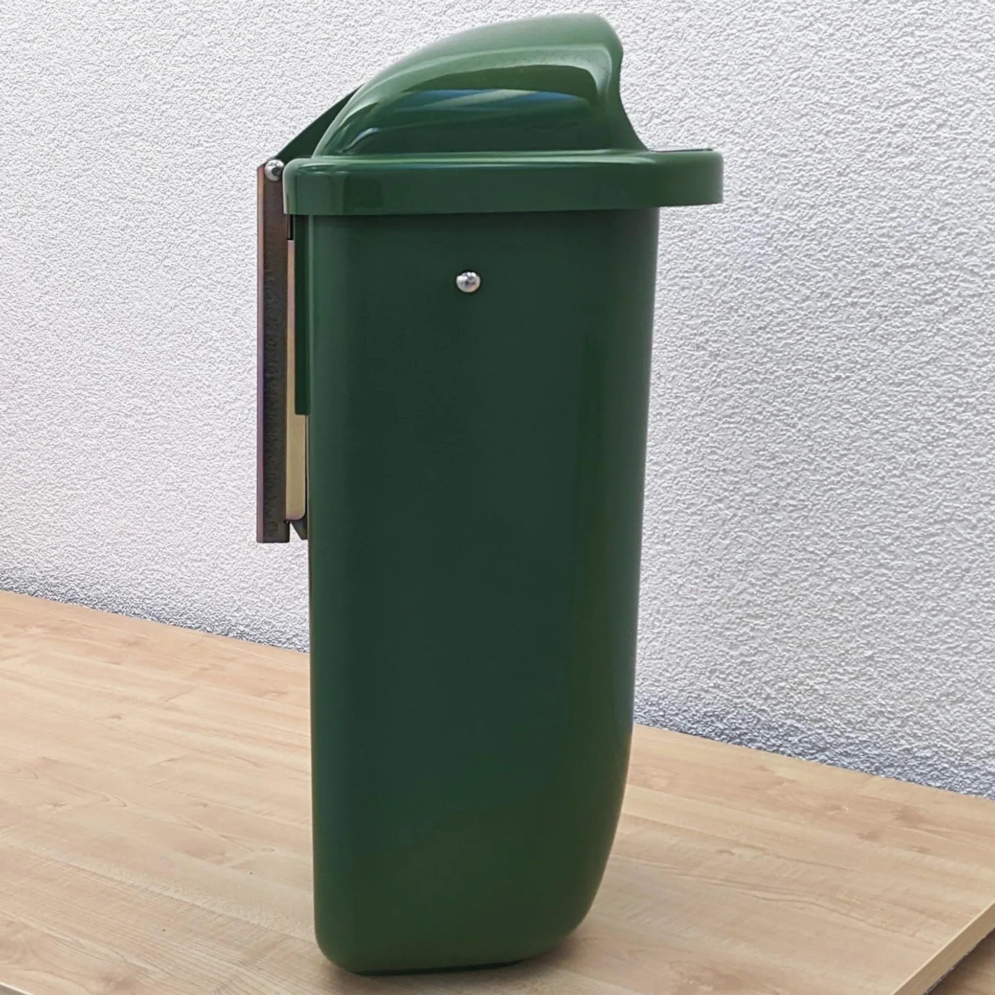 Pattumiera in plastica in RAL 6017 verde maggio, DIN 30713