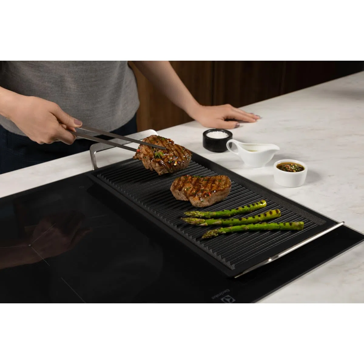 Electrolux Plancha Grill, E9HL33, Fondo in Acciaio inox, Rivestimento Antiaderente in Lotan, Massima Facilità di Pulizia, Adattabile ad Ogni Fonte di Calore, 52x24x2 cm