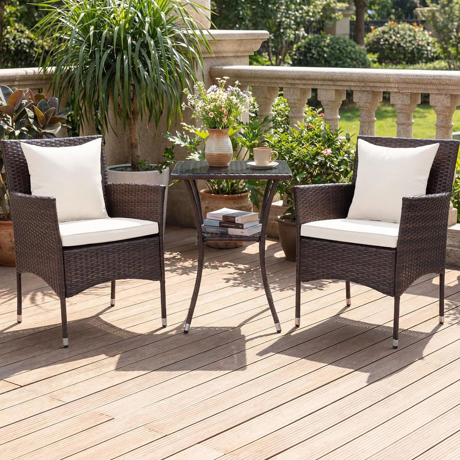 COSTWAY Set da Salotto da Giardino 3 Pezzi, 3 Pezzi Set Mobili da Esterno in Rattan con Tavolo in Vetro Temperato a Doppio Ripiano, Set da Conversazione con Cuscini per Veranda (Marrone+Bianco)