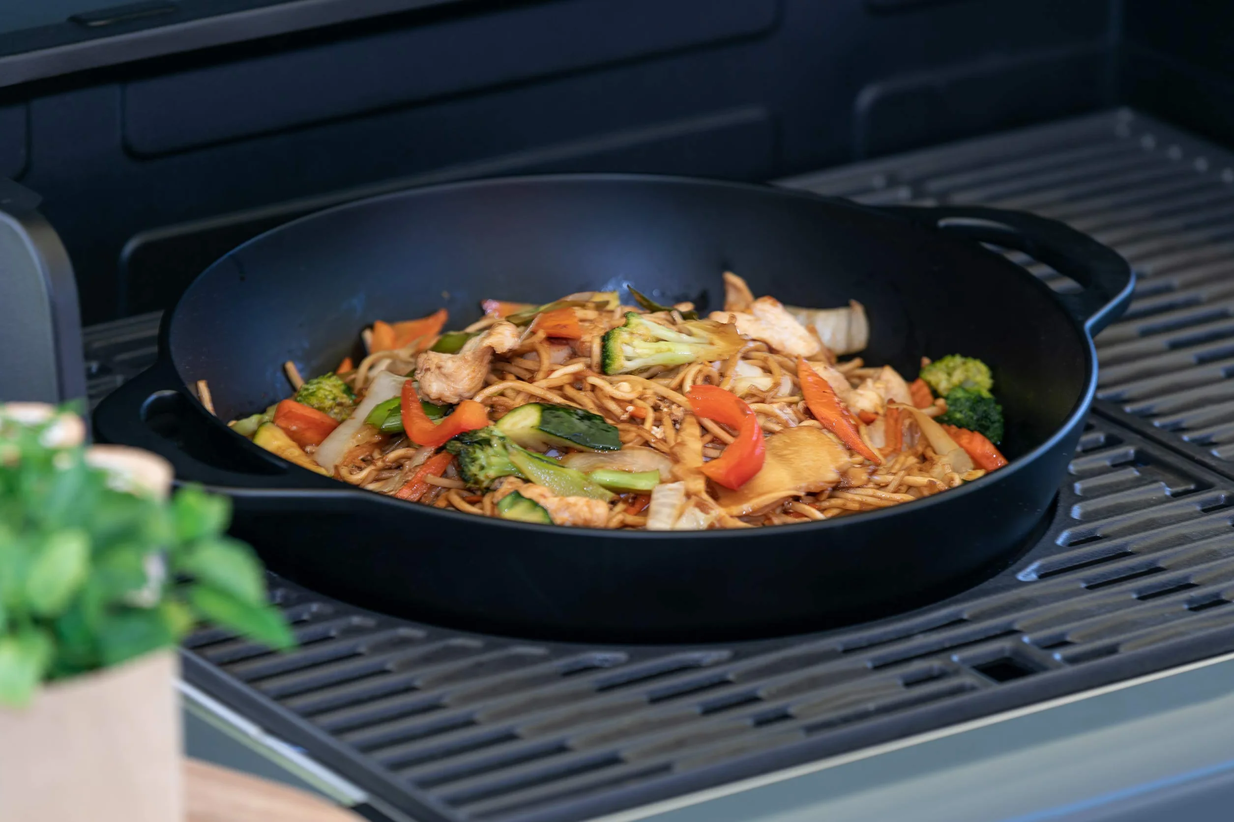 Campingaz Mandarin Wok per Griglie a Gas con Culinary Modular System, Padella Wok in ghisa, con Rivestimento Antiaderente e Manici, Ø 32 cm, Altezza 12 cm, Accessori per preparare Verdure asiatiche