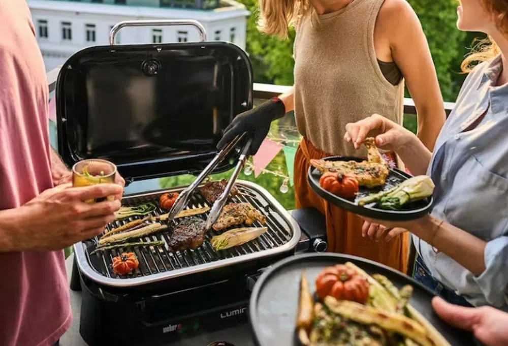 Weber Lumin Barbecue Elettrico/rosolare, affumicare, cuocere a Vapore, Cucinare e Mantenere in Caldo, Fino a 315 °C, Superficie di Cottura 33 × 49 cm, Nero (92010953)
