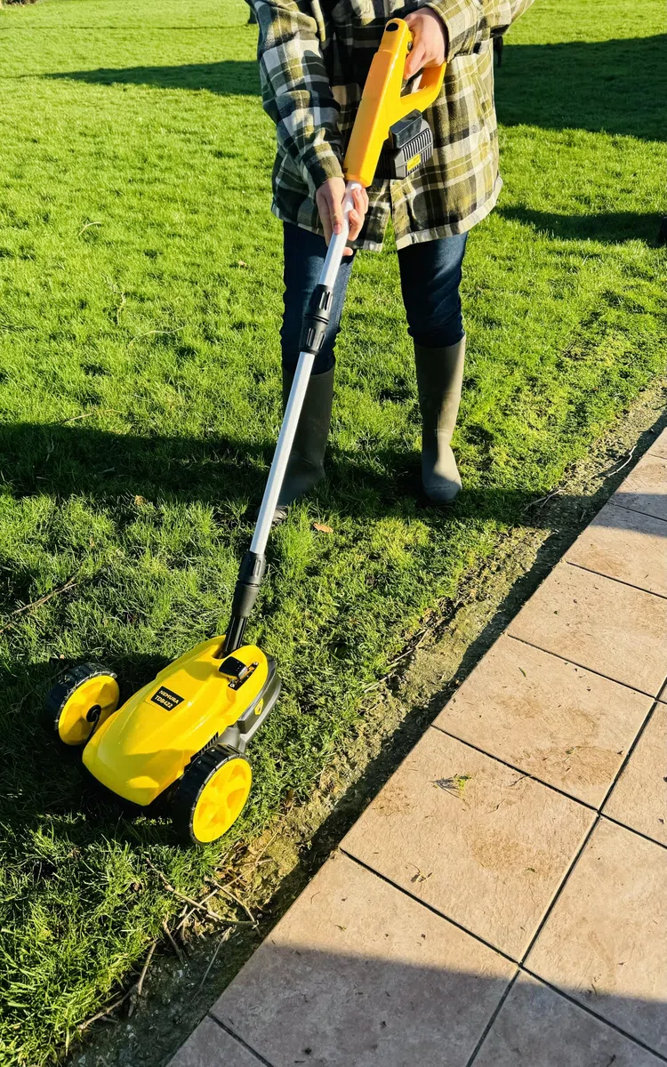 Nemura Mini tosaerba a batteria 40V - Compatto e Perforante - Taglio di 22 cm - 1 Batteria 2Ah + 1 Caricatore Rapido - Per piccoli giardini e zone difficili - Qualità Professionale - SAC in Italiano