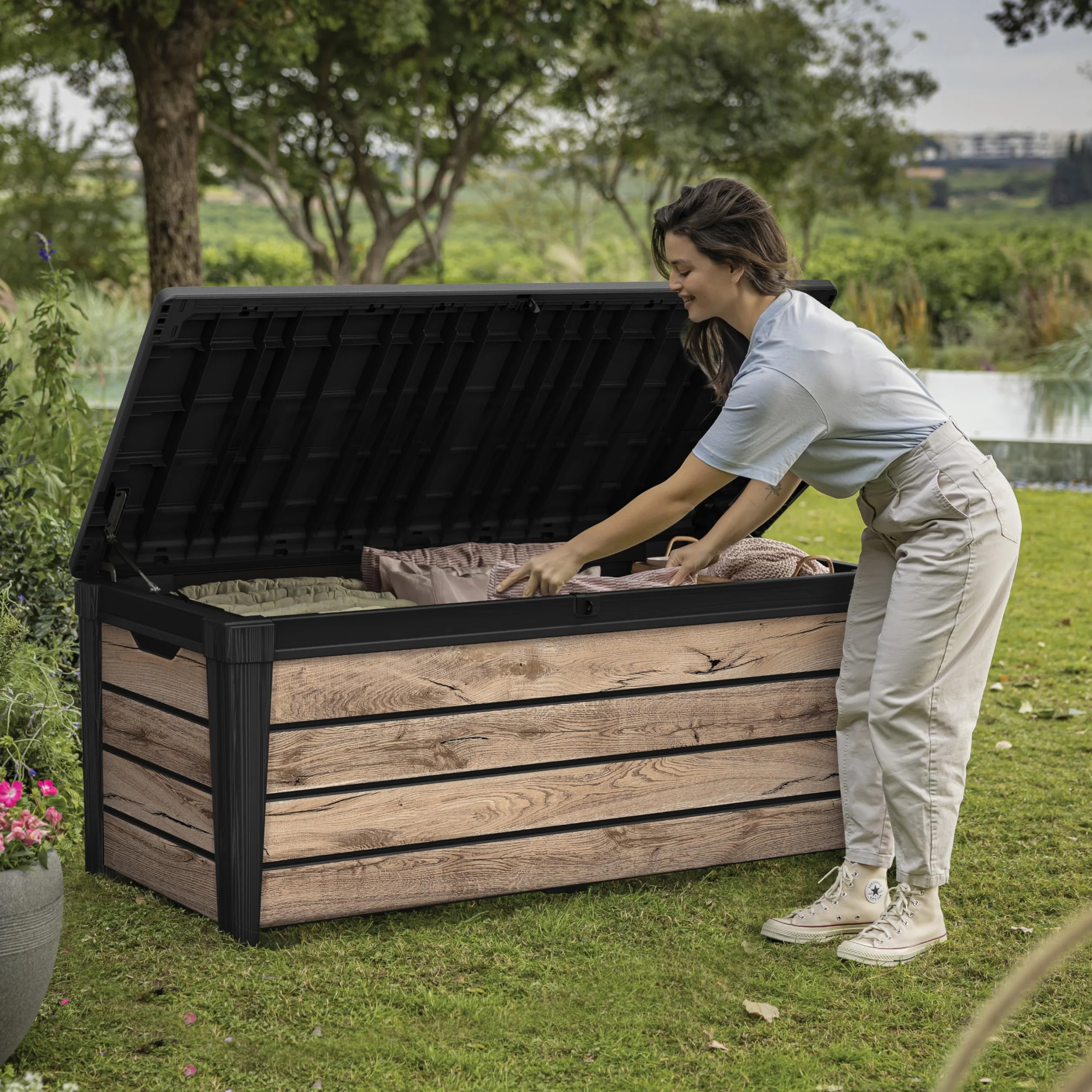 Koll Living Brightwood Scatola da giardino in legno di pino 454 litri coperchio con molle a gas portata 300 kg resistente alle intemperie impermeabile UV