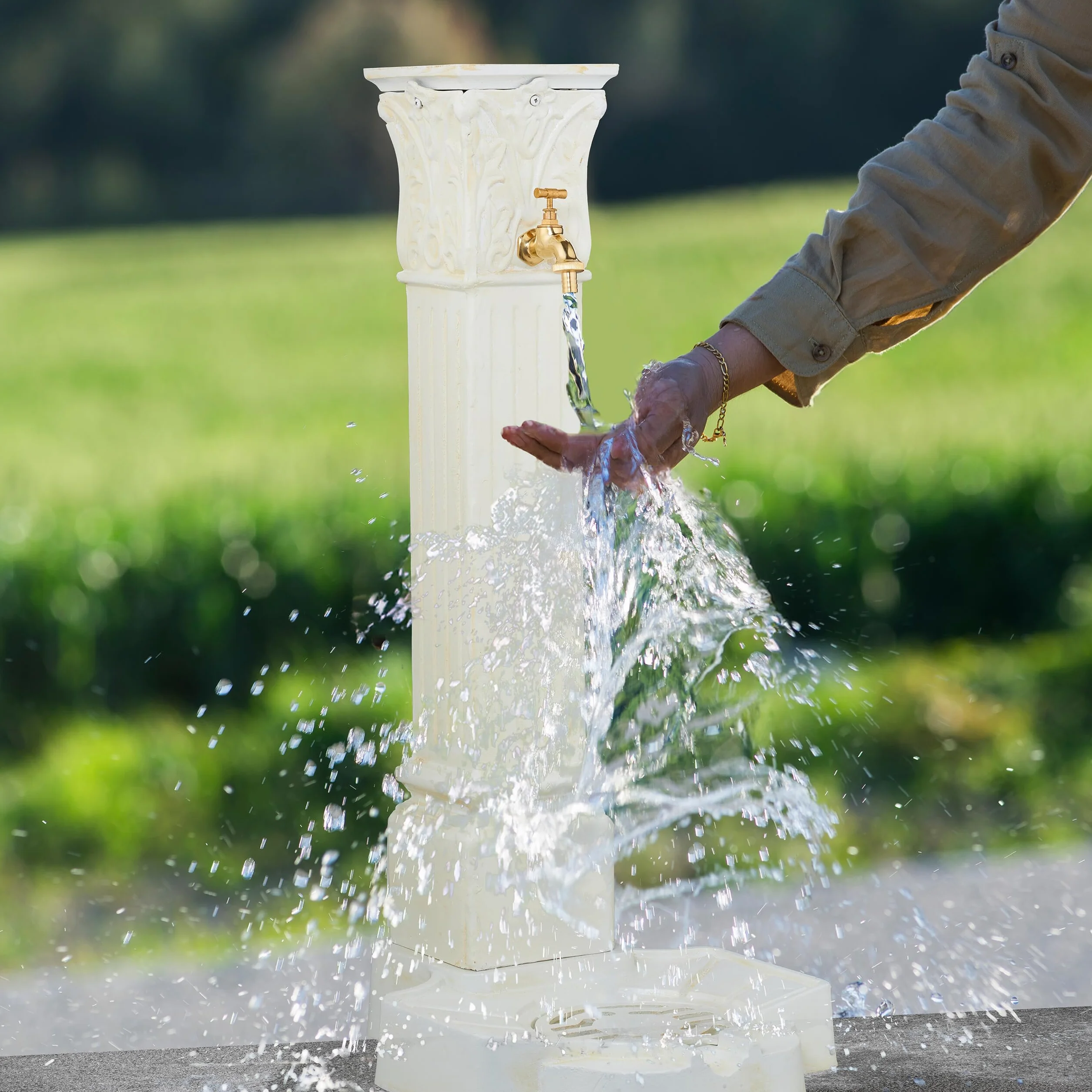 Relaxdays Fontana da Giardino in Stile Antico, Fontanella a Colonna con Rubinetto e Vaschetta, HLP: 93x47x38 cm, Bianco
