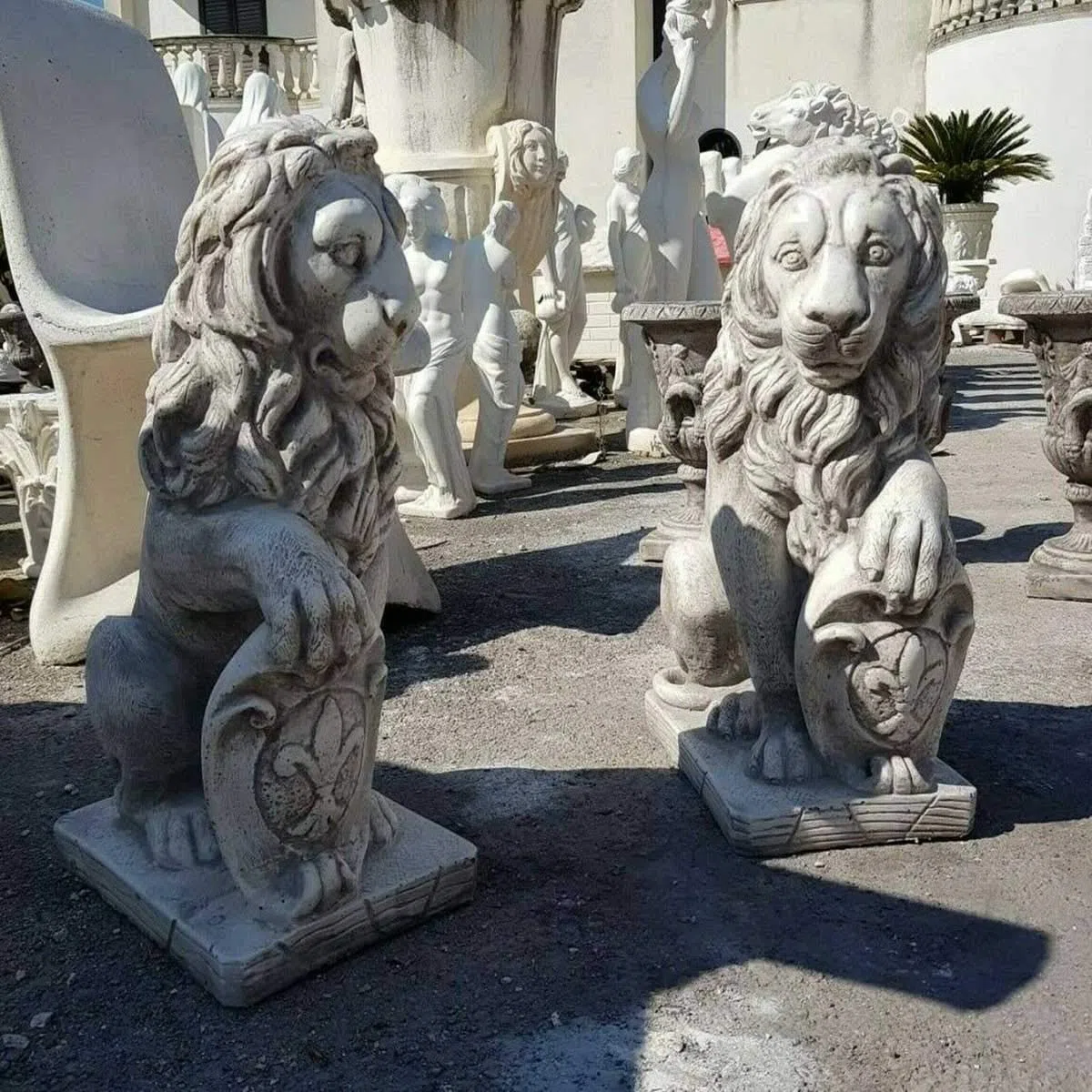 MONDO ARTISTICA Coppia di leoni statue con stemma araldico fregio scudo da giardino in cemento marmo pietra altezza 40 grigio
