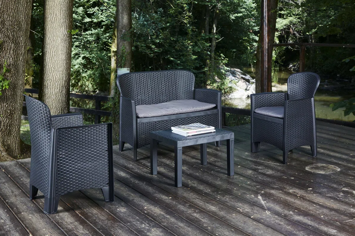 Dmora - Set salotto da esterno Ostuni, Set da giardino con 2 poltrone, 1 divano ed 1 tavolino, Salottino effetto rattan con cuscini, 100% Made in Italy, Antracite