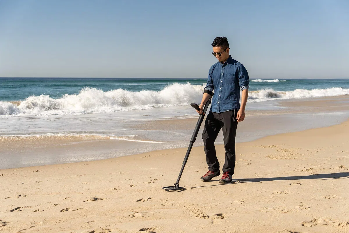 Minelab Go-Find - Metal detector ultra leggero ad alta potenza per adulti, con bobina impermeabile da 25,4 cm (Go-Find 22)