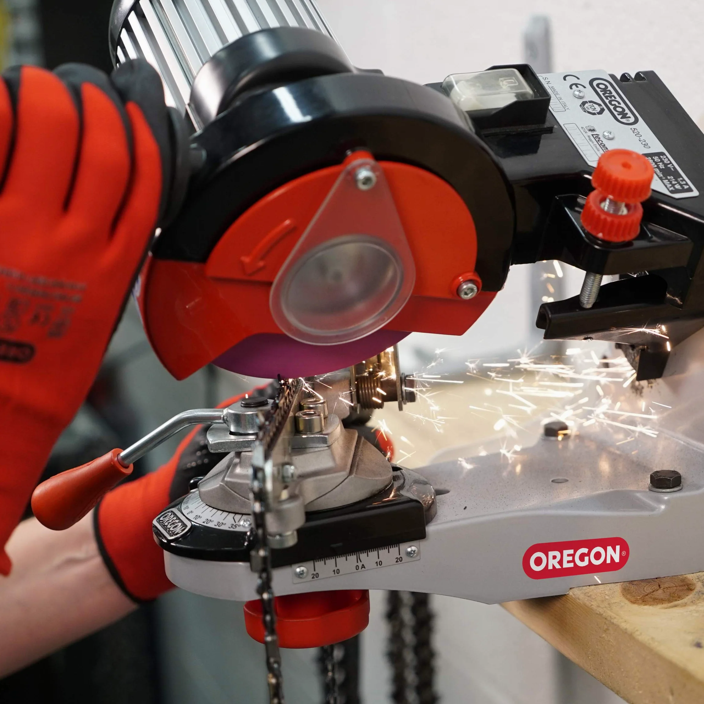 Oregon Smerigliatrice Professionale da 230-Volt, Affilatrice Universale da Motosega, per Tutti i Tipi di Catena fino ad un Passo di 0,404", 3 Dischi Abrasivi Inclusi (520-230)