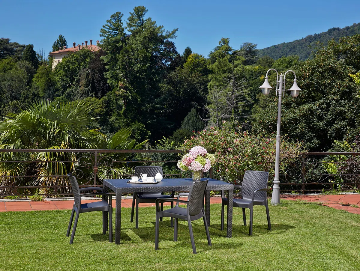 Dmora - Tavolo da esterno Imola, Ripiano fisso rettangolare, Tavolo da giardino multiuso effetto rattan, 100% Made in Italy, 138x78h72 cm, Antracite