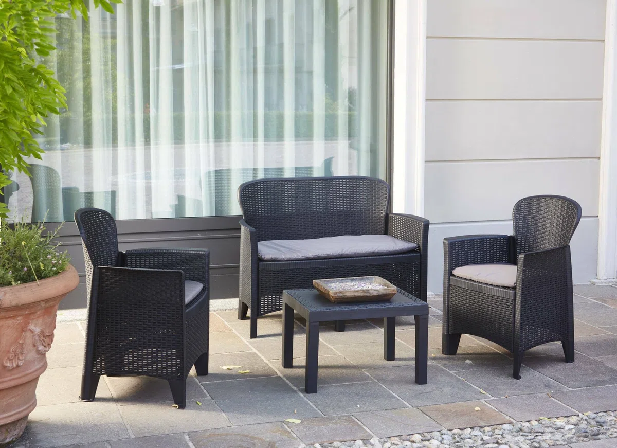 Dmora - Set salotto da esterno Ostuni, Set da giardino con 2 poltrone, 1 divano ed 1 tavolino, Salottino effetto rattan con cuscini, 100% Made in Italy, Antracite