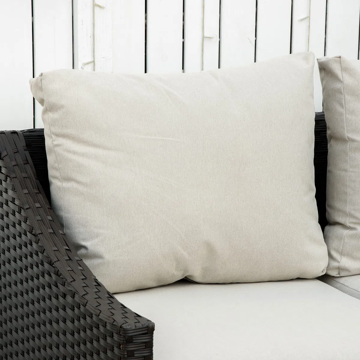 Outsunny Divano da Giardino 2 Posti in Rattan PE, Divano da Esterno con Cuscini Imbottiti e Piedini Regolabili, 132x70x74cm, Marrone