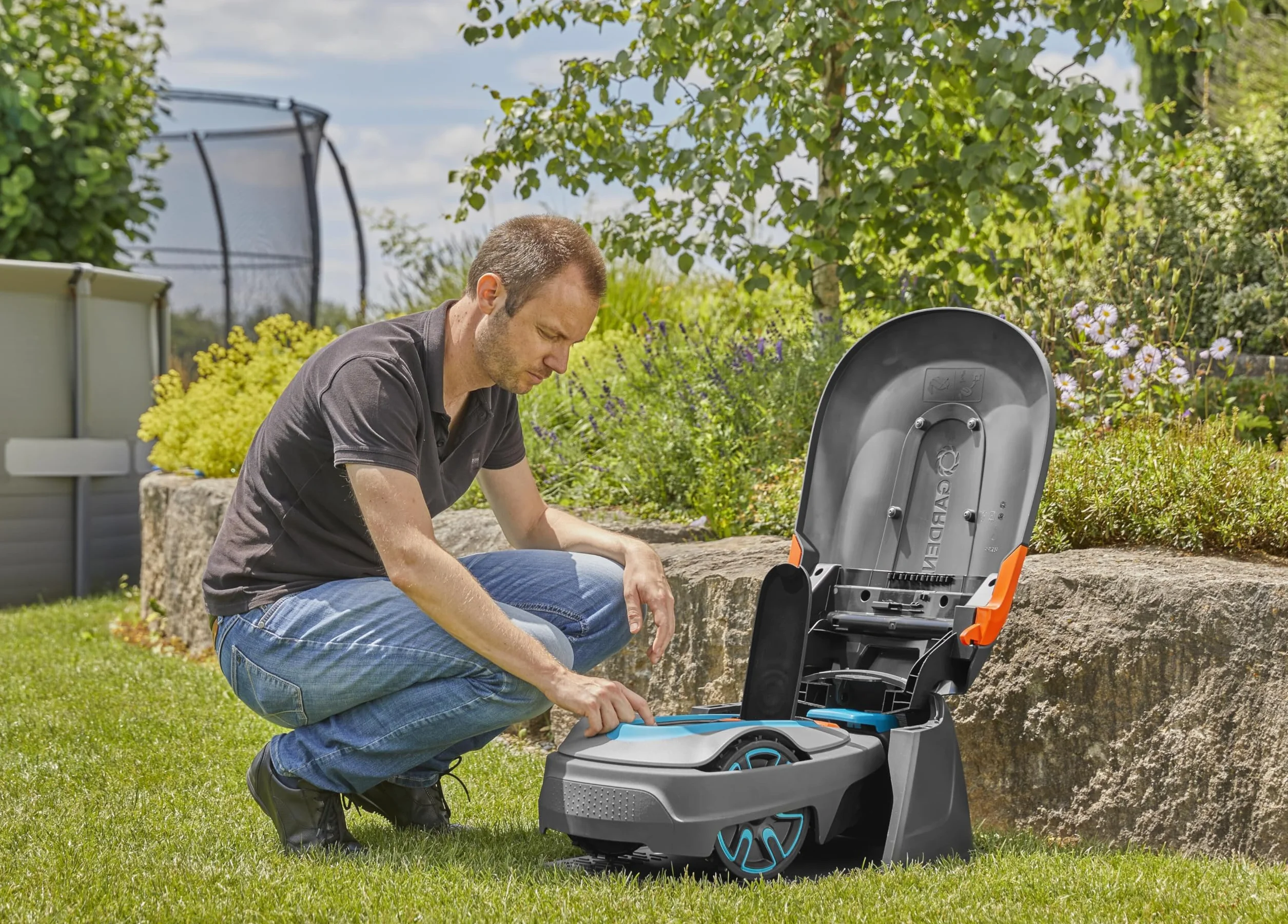 Gardena Copristazione per Robot Rasaerba: Carport per Rasaerba, Protezione Ottimale da Sole e Pioggia per Robot e Stazione di Ricarica (15020-20)