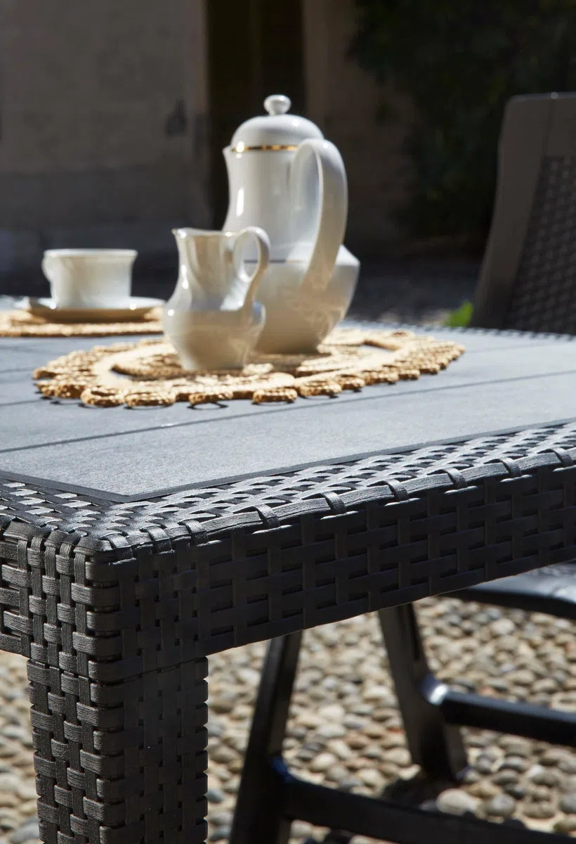 Dmora - Tavolo da esterno Portici, Ripiano rettangolare da pranzo, Tavolo da giardino multiuso effetto rattan, 100% Made in Italy, 150x90h72 cm, Antracite