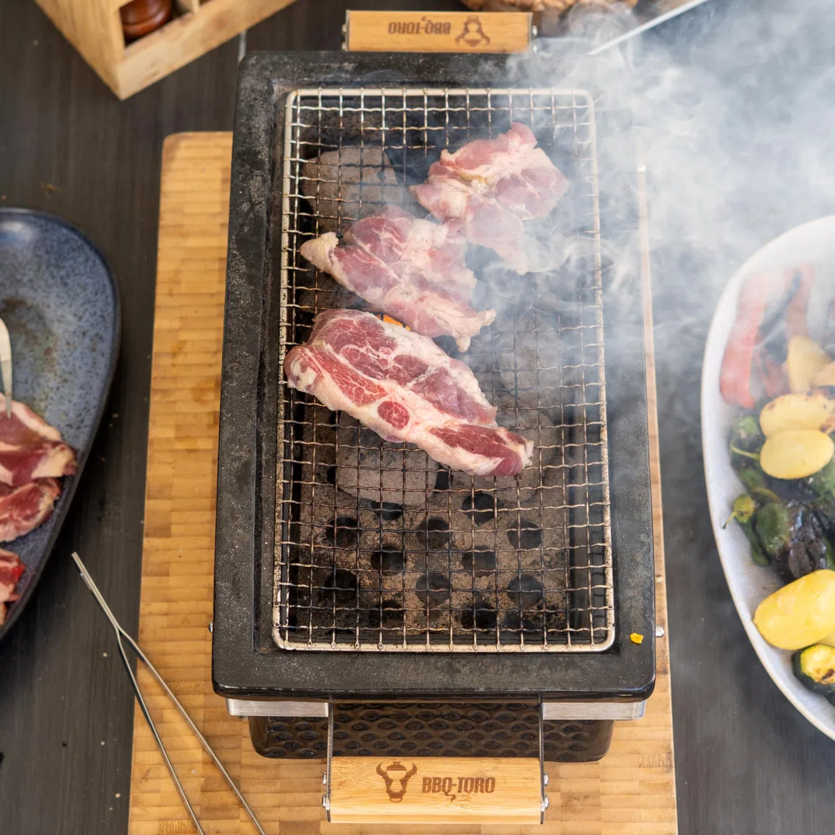 BBQ-Toro Barbecue da tavolo in ceramica con base in legno | 50 x 23 x 17 cm | Barbecue da tavolo Hibachi senza elettricità | nero, mini griglia da tavolo a carbonella, barbecue a carbonella