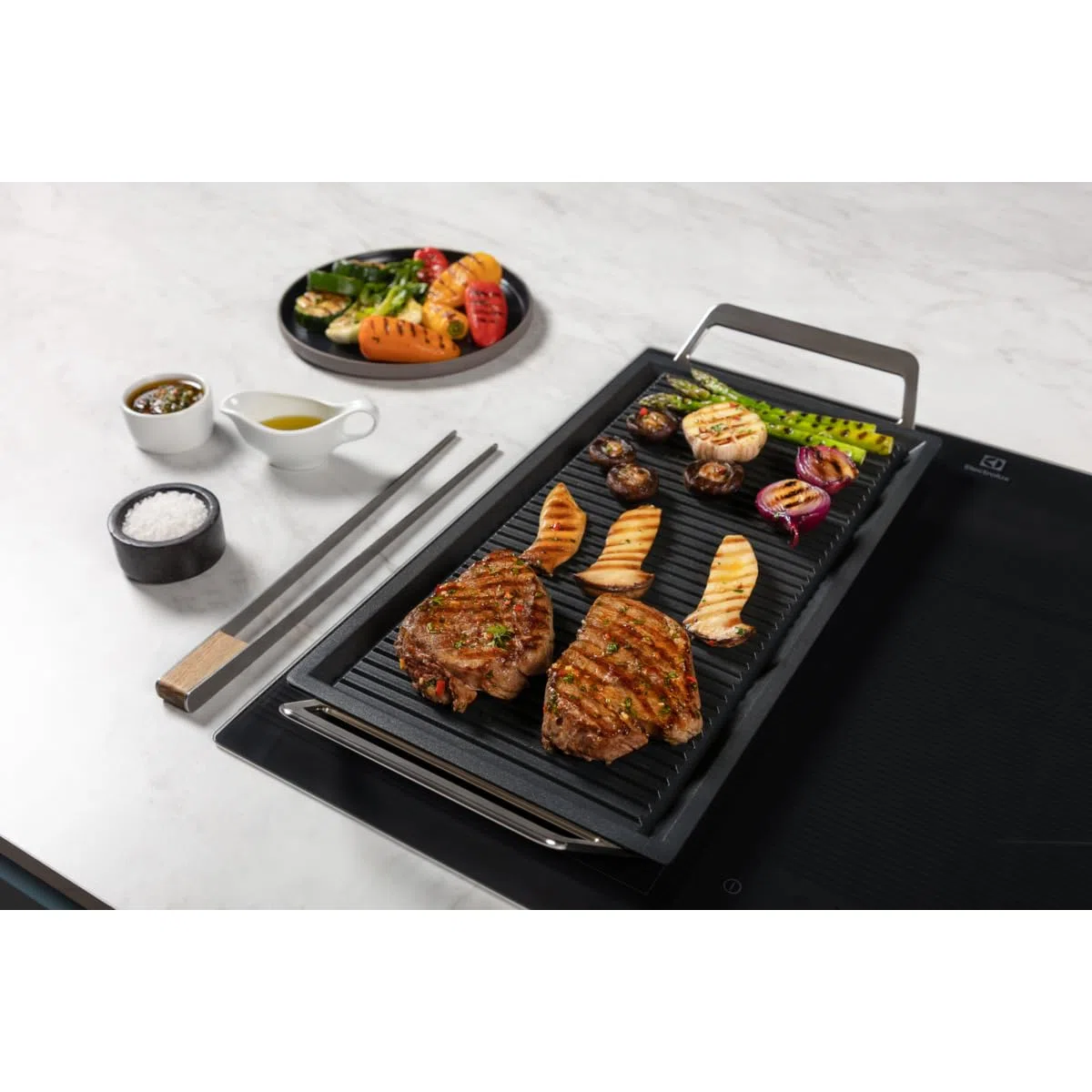 Electrolux Plancha Grill, E9HL33, Fondo in Acciaio inox, Rivestimento Antiaderente in Lotan, Massima Facilità di Pulizia, Adattabile ad Ogni Fonte di Calore, 52x24x2 cm