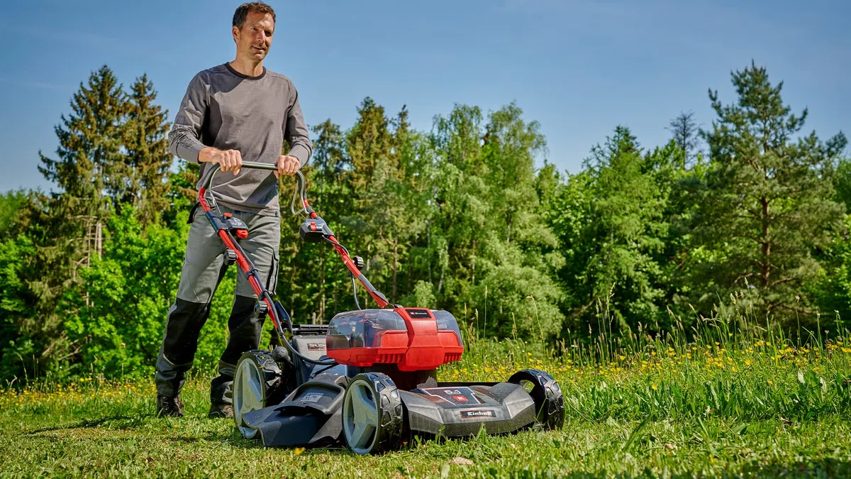 Einhell Professional Tosaerba a batteria GP-CM 36/47 S HW Li Kit Power X-Change (36 V, 47 cm larghezza di taglio, 700 m², trazione semovente, Brushless, funzione mulching incl. 4x 4,0 Ah batteries, 2x