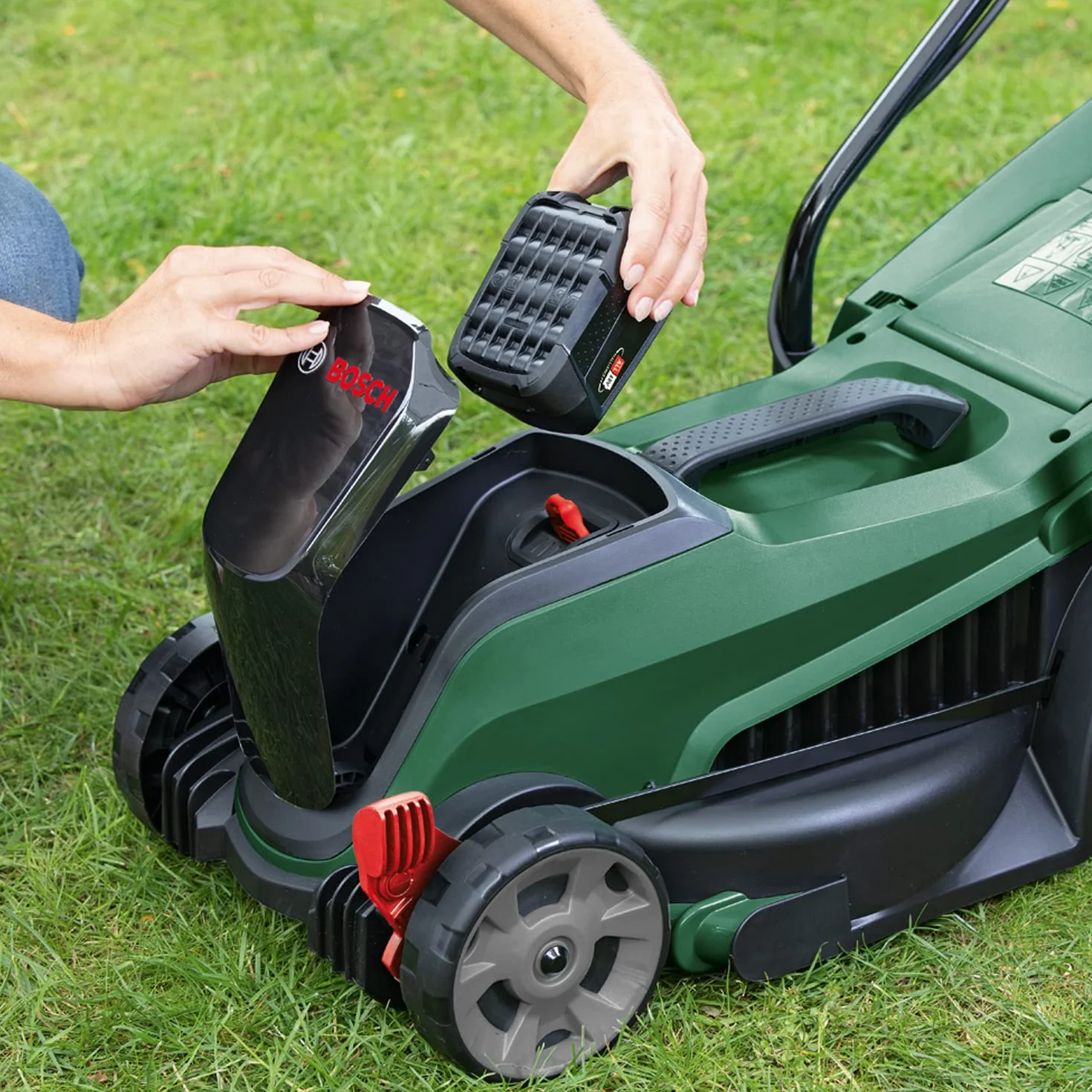 Bosch Home and Garden Rasaerba a batteria CityMower 18V-32-300 (18 Volt, 1 batteria, larghezza di taglio: 32 cm, rasa fino a 300 m², in confezione di cartone)