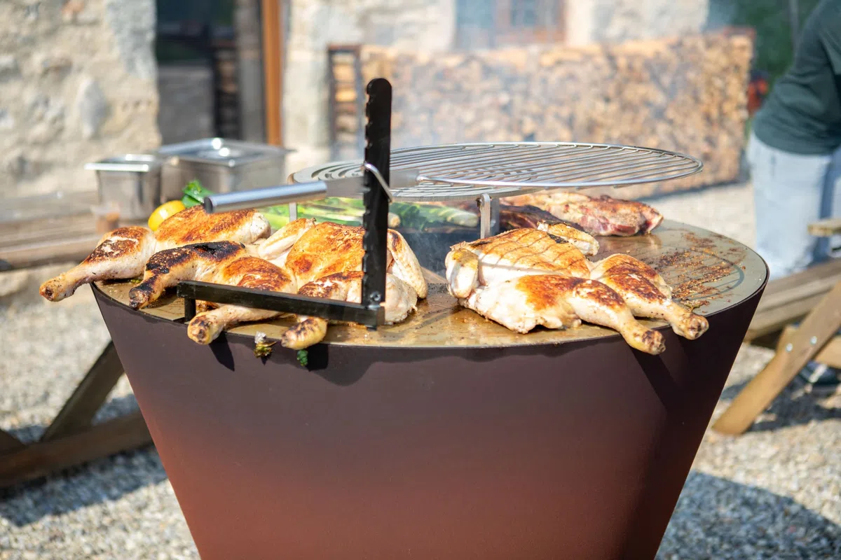 La Ferrotecnica Azalea Barbecue a Legna Design Moderno Ideale per Grigliate in Compagnia Made in Italy (Effetto Corten)