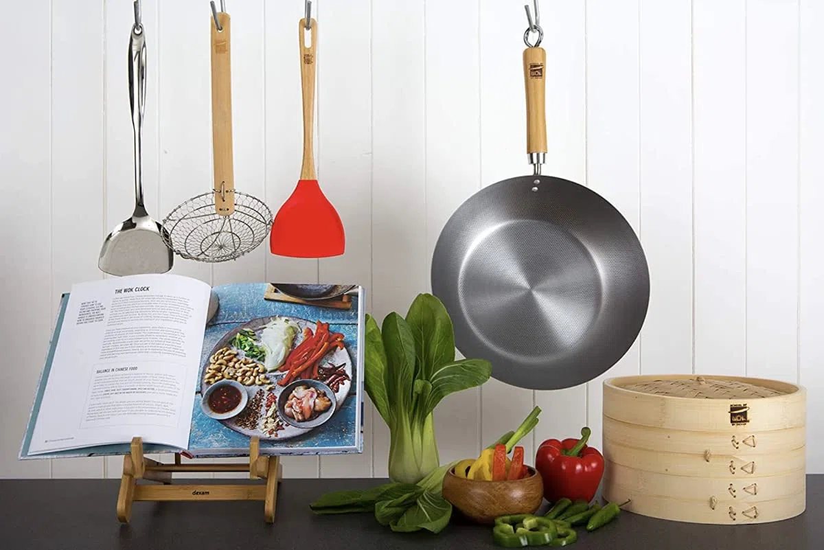 School of Wok - Wok con fondo rotondo in acciaio al carbonio pre-stagionato da 33 cm con manico in bambù