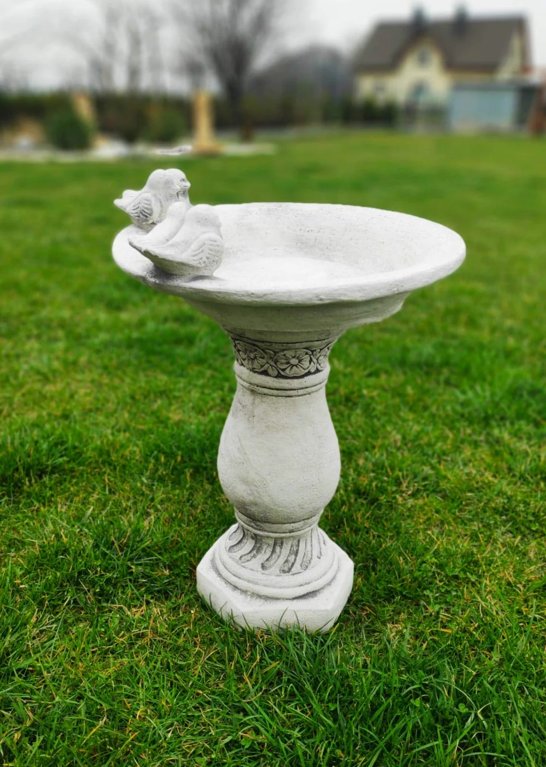 Ornamento da Giardino in Pietra/Cemento, abbeveratoio per Uccelli sulla Colonna