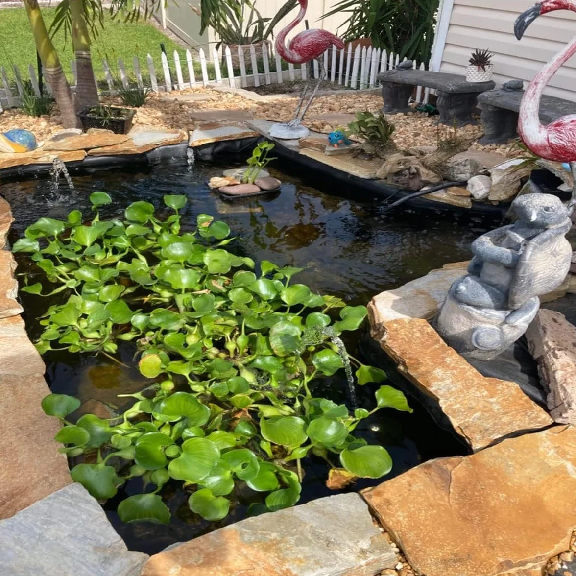 Telo Protettivo in EPDM per laghetto, Spessore 1 mm, Nero, Resistente, per Giochi d'Acqua, Dimensioni 7,5x5 m, 7,5x6 m, 7,5x7 m, Resistente alle forature, Ideale per Giardini Acquatici e fon