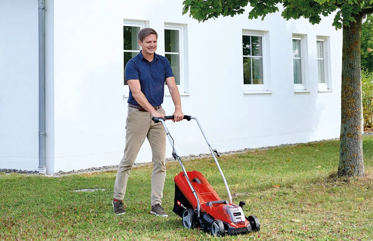 Einhell GE-CM 18/33 Li - Kit (1x4,0Ah) Tagliaerba a batteria Power X-Change (18 V, 4,0 Ah, taglio 33 cm, raccolta 30 L, ruote ant. 150 mm, post. 180 mm, incl. batteria da 4 Ah e caricabatteria)