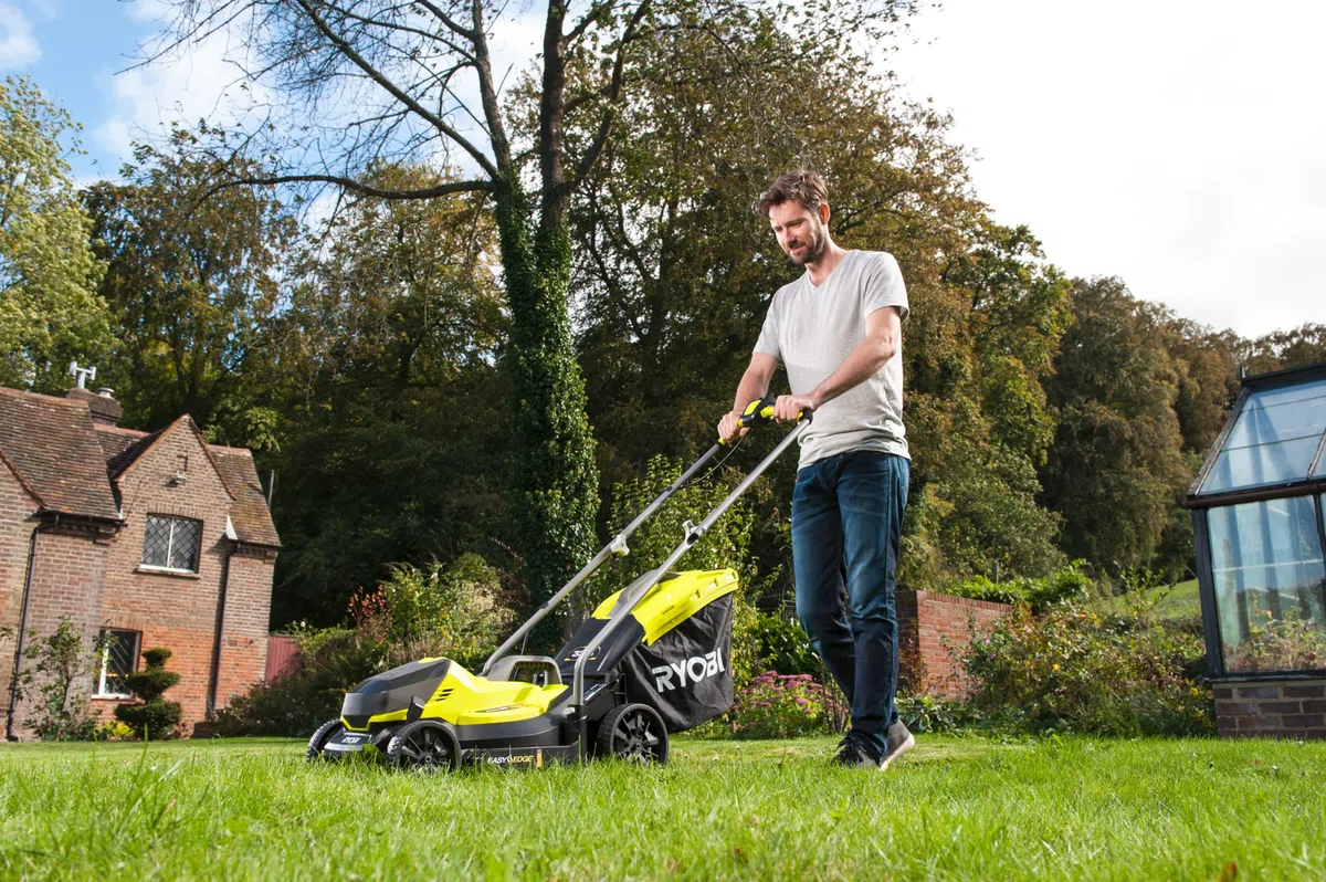 Ryobi RLM18X33B40 Tosaerba a Batteria 18V ONE+ con 1 Batteria 4.0Ah, Ripiegabile, Elevata Autonomia, Taglio 33cm