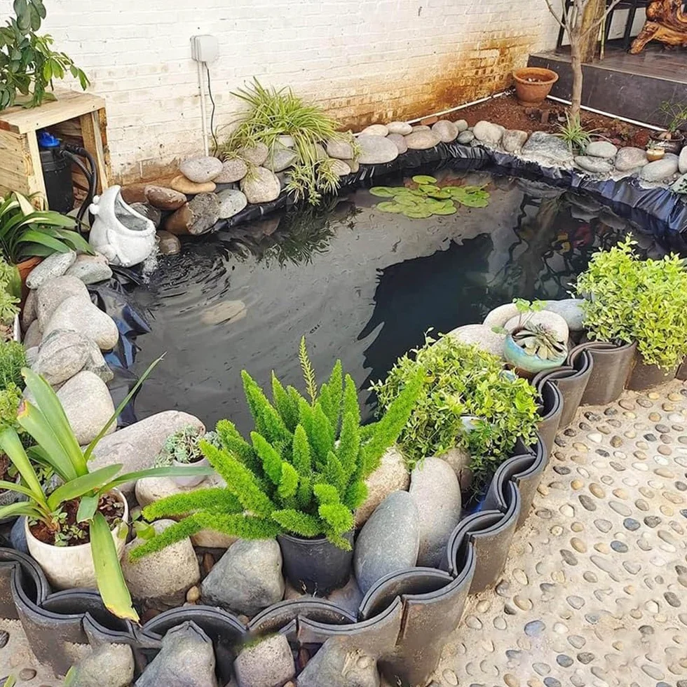 Telo per laghetto in HDPE Resistente 9x10 m (29,5 Piedi x 32,8 Piedi) Membrana Nera Flessibile per laghetti e laghetti da Giardino Rivestimento Impermeabile e Durevole Vari