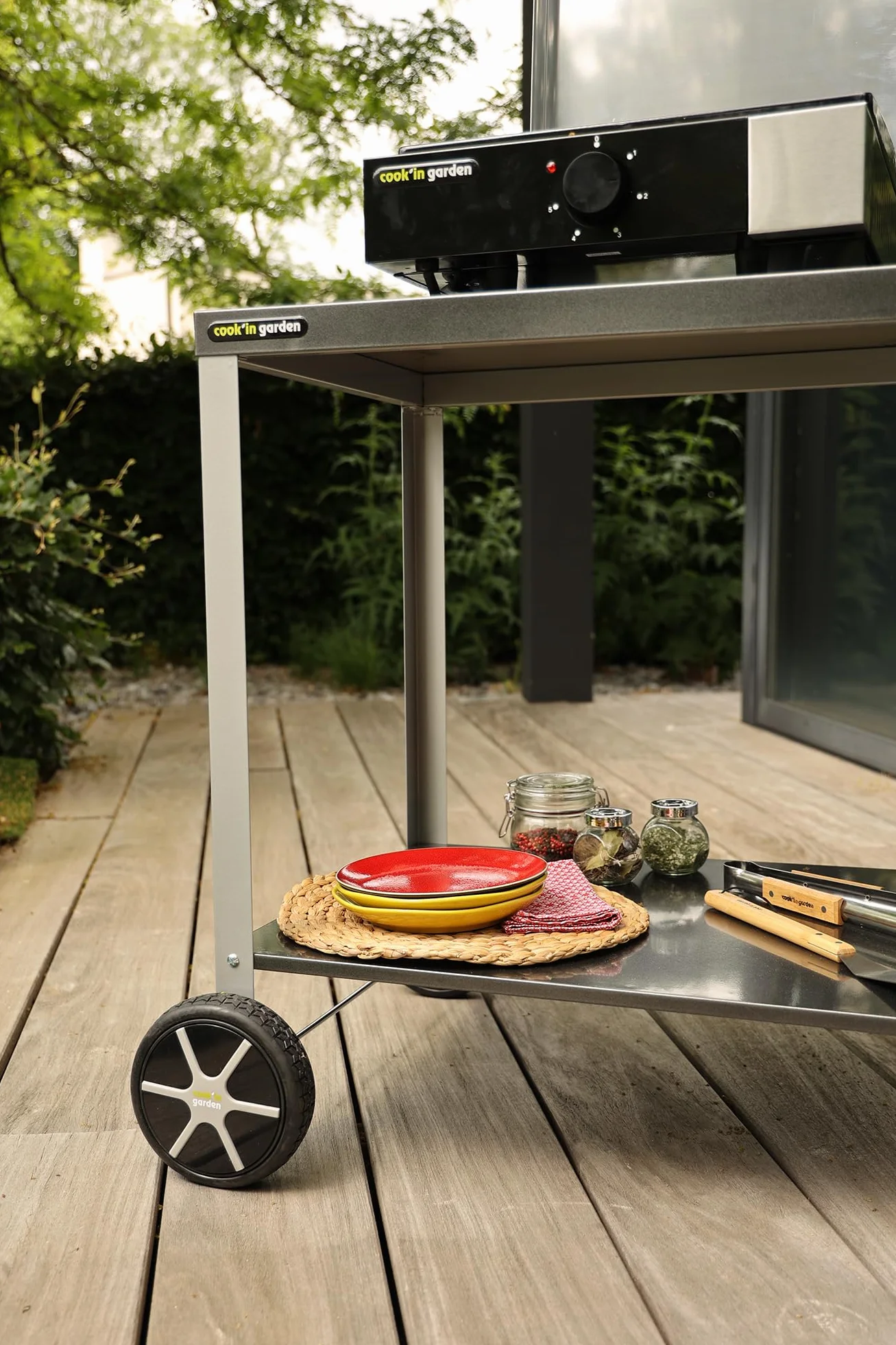 Cook'in Garden - Carrello con piano di lavoro mobile e ruote rinforzate, mobile da esterno ideale per giardino o terrazza, supporto ideale per barbecue o barbecue, nero/grigio