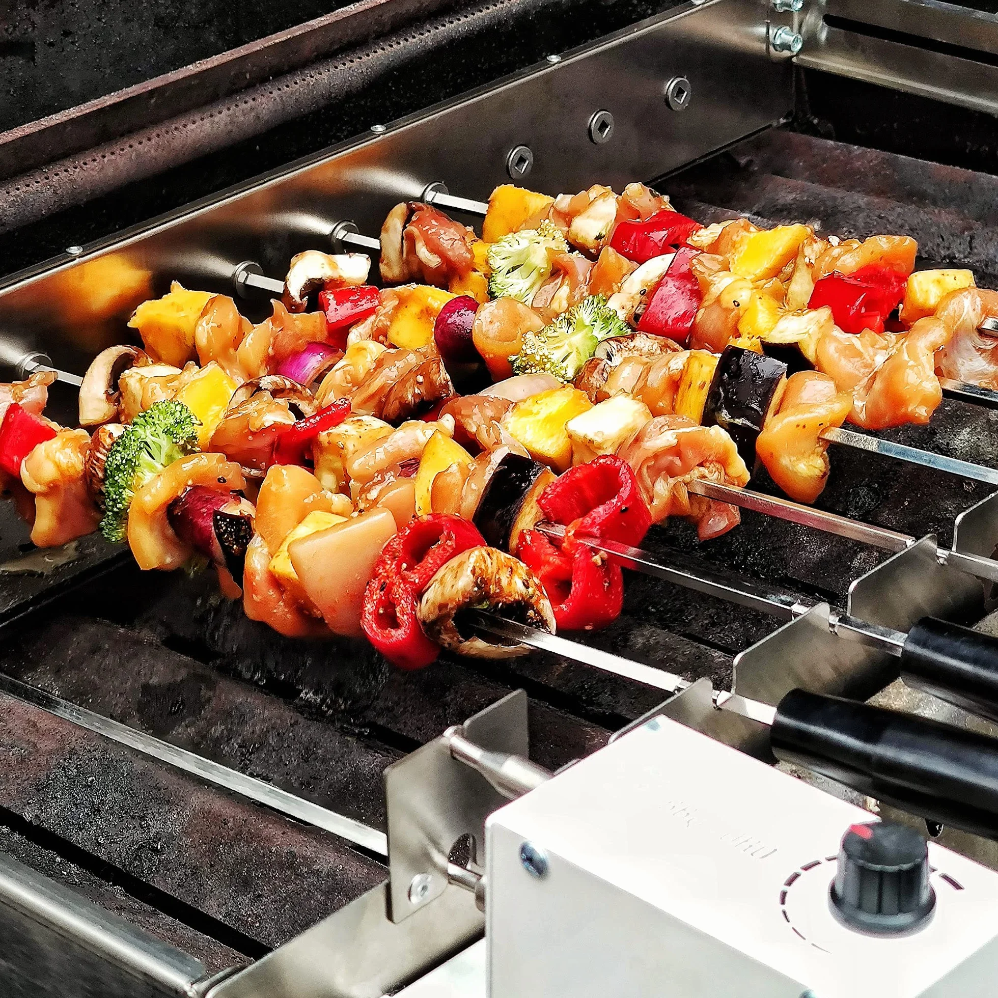 BBQ-Toro Girarrosto elettrico in acciaio inox con 10 spiedi e motore | Dimensioni regolabili (Larg.) 58 x (P) 26-40 cm | con spina per la corrente e USB