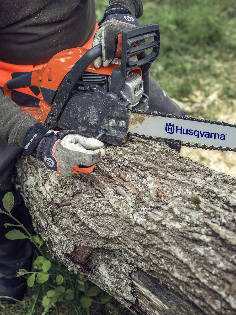 Motosega a Benzina Husqvarna 135 Mark II Robusta Affidabile e Facile da usare per uso privato, lama 36 cm, cilindrata 38 cm³, 22 cavalli per un peso di soli 4.7 kg