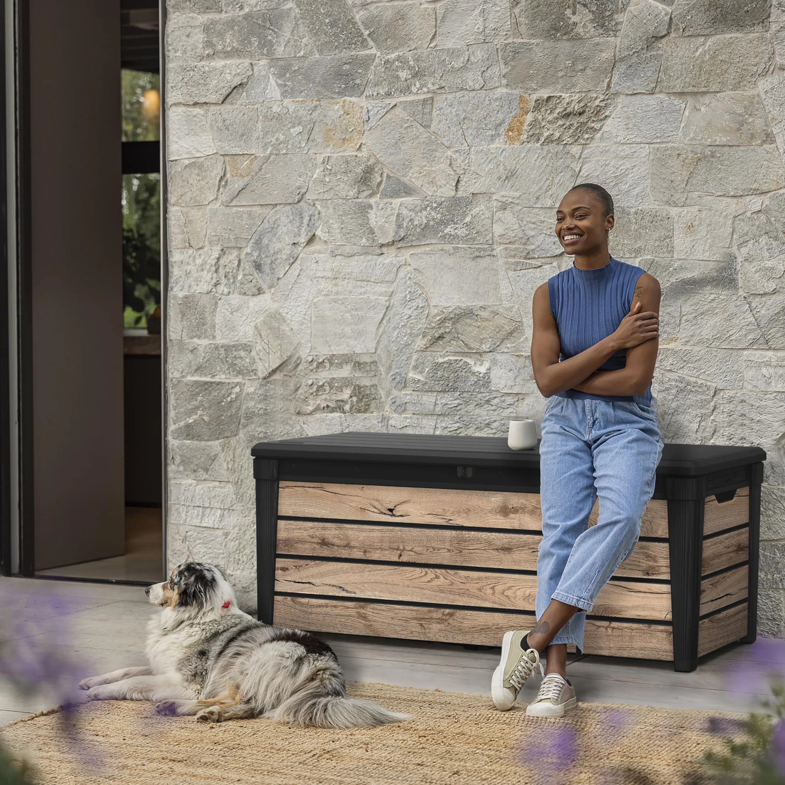 Koll Living Brightwood Scatola da giardino in legno di pino 454 litri coperchio con molle a gas portata 300 kg resistente alle intemperie impermeabile UV