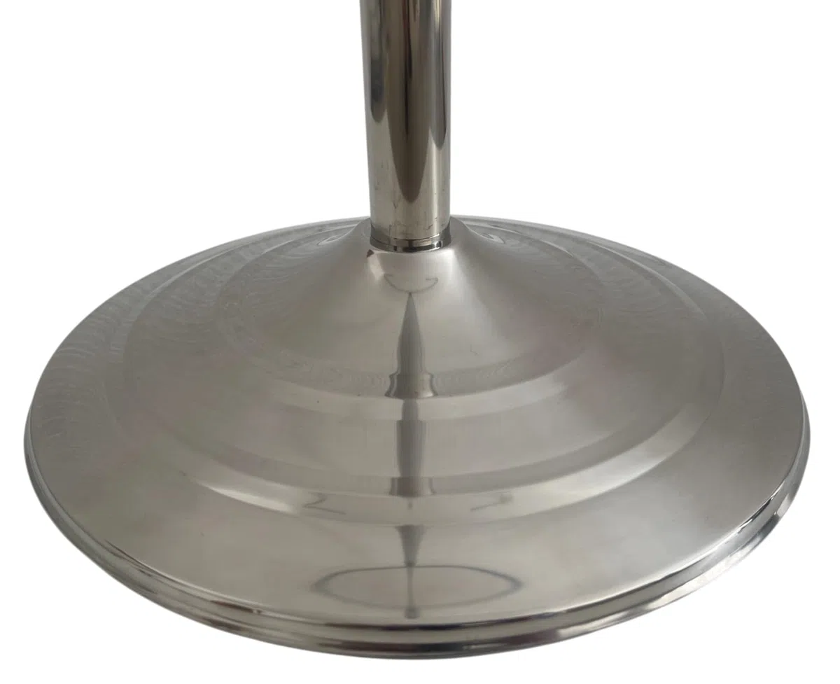 Base per bandiera con asta e spalmatore in acciaio inox finitura argento. Peso del piede 1,2 kg. Asta con punta a lancia. Altezza max. 250 cm. Ideale per bandiere interne, uffici e sale riunioni
