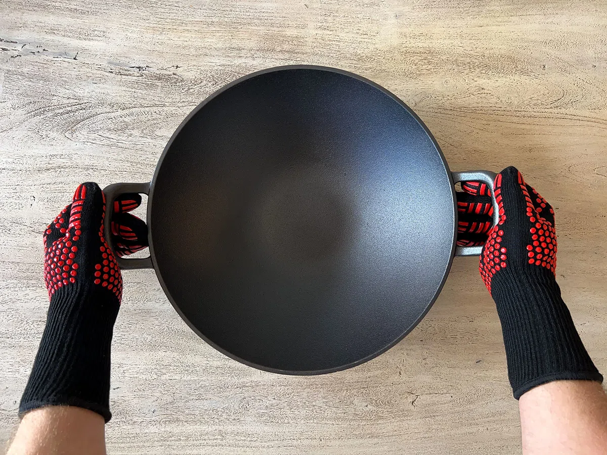 Wok in 100% ghisa con superficie smaltata, diametro 36 cm, grande, grill, induzione, fuoco, barbecue a gas, padella wok, con guanti da barbecue di alta qualità
